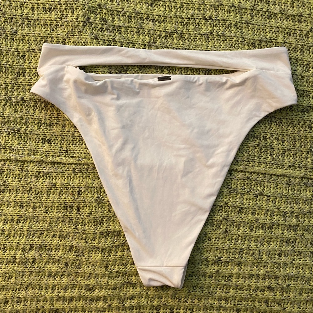 O’Neill saltwater solids bottoms in white size M